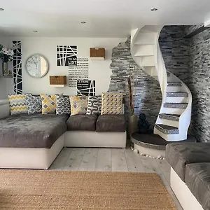 https://la-salamandre-du-cerisier.fr-provencehotel.com